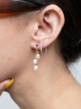 Load image into Gallery viewer, Vintage x 10K GOLD Triple Pearl Drop Earrings