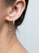 Load image into Gallery viewer, Vintage x Gold Plated Daisy Drop Earrings