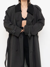 Load image into Gallery viewer, Vintage x Made in Canada x LONDON FOG Black Lined Trench  (42R)