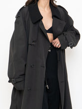 Load image into Gallery viewer, Vintage x Made in Canada x LONDON FOG Black Lined Trench  (42R)