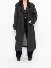 Load image into Gallery viewer, Vintage x Made in Canada x LONDON FOG Black Lined Trench  (42R)