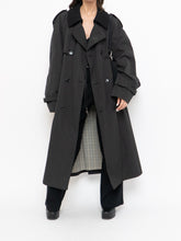 Load image into Gallery viewer, Vintage x Made in Canada x LONDON FOG Black Lined Trench  (42R)