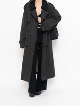 Load image into Gallery viewer, Vintage x Made in Canada x LONDON FOG Black Lined Trench  (42R)