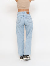 Load image into Gallery viewer, LEVI&#39;S x Lightwash Straight-leg Denim (S, M)