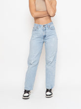 Load image into Gallery viewer, LEVI&#39;S x Lightwash Straight-leg Denim (S, M)