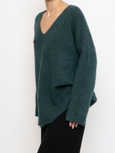 Load image into Gallery viewer, EILEEN FISHER x Cashmere And Silk Sweater (M)