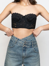 Load image into Gallery viewer, Vintage x Made in Canada x Black Strapless Lace Bra (34B, XS, S)