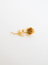 Load image into Gallery viewer, Vintage x Gold Flat Rose Broach