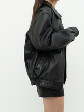 Load image into Gallery viewer, Vintage x ROUND TREE &amp; YORK Black Heavy Leather Bomber Jacket (S-L)