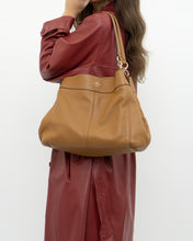 Load image into Gallery viewer, COACH x Tan Pebble Leather Lexi Purse