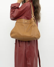 Load image into Gallery viewer, COACH x Tan Pebble Leather Lexi Purse