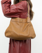 Load image into Gallery viewer, COACH x Tan Pebble Leather Lexi Purse