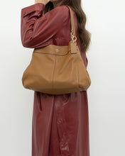 Load image into Gallery viewer, COACH x Tan Pebble Leather Lexi Purse