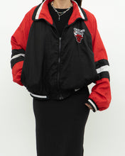 Load image into Gallery viewer, Vintage x CHICAGO BULLS Windbreaker