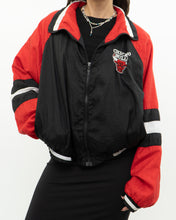 Load image into Gallery viewer, Vintage x CHICAGO BULLS Windbreaker