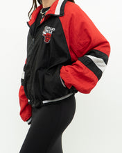 Load image into Gallery viewer, Vintage x CHICAGO BULLS Windbreaker