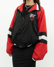 Load image into Gallery viewer, Vintage x CHICAGO BULLS Windbreaker