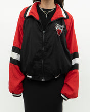 Load image into Gallery viewer, Vintage x CHICAGO BULLS Windbreaker