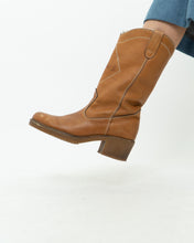 Load image into Gallery viewer, Vintage x Made in Canada x Sherpa Lined Camel Leather Boots (8.5, 9)