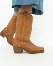 Load image into Gallery viewer, Vintage x Made in Canada x Sherpa Lined Camel Leather Boots (8.5, 9)