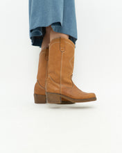 Load image into Gallery viewer, Vintage x Made in Canada x Sherpa Lined Camel Leather Boots (8.5, 9)