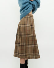 Load image into Gallery viewer, Vintage x Made in Canada x HIGHLAND QUEEN Tan Plaid Pleated Skirt (XS-M)