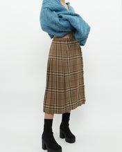 Load image into Gallery viewer, Vintage x Made in Canada x HIGHLAND QUEEN Tan Plaid Pleated Skirt (XS-M)