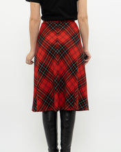 Load image into Gallery viewer, Vintage x Made in Canada x HIGHLAND QUEEN Red Wool Plaid Skirt (XS, S)