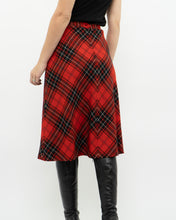 Load image into Gallery viewer, Vintage x Made in Canada x HIGHLAND QUEEN Red Wool Plaid Skirt (XS, S)