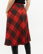 Load image into Gallery viewer, Vintage x Made in Canada x HIGHLAND QUEEN Red Wool Plaid Skirt (XS, S)