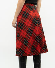 Load image into Gallery viewer, Vintage x Made in Canada x HIGHLAND QUEEN Red Wool Plaid Skirt (XS, S)