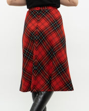 Load image into Gallery viewer, Vintage x Made in Canada x HIGHLAND QUEEN Red Wool Plaid Skirt (XS, S)