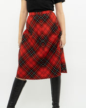 Load image into Gallery viewer, Vintage x Made in Canada x HIGHLAND QUEEN Red Wool Plaid Skirt (XS, S)