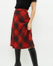 Load image into Gallery viewer, Vintage x Made in Canada x HIGHLAND QUEEN Red Wool Plaid Skirt (XS, S)