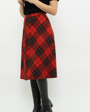 Load image into Gallery viewer, Vintage x Made in Canada x HIGHLAND QUEEN Red Wool Plaid Skirt (XS, S)