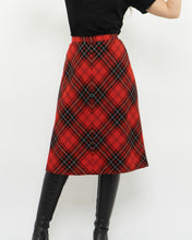 Load image into Gallery viewer, Vintage x Made in Canada x HIGHLAND QUEEN Red Wool Plaid Skirt (XS, S)