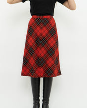 Load image into Gallery viewer, Vintage x Made in Canada x HIGHLAND QUEEN Red Wool Plaid Skirt (XS, S)