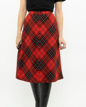 Load image into Gallery viewer, Vintage x Made in Canada x HIGHLAND QUEEN Red Wool Plaid Skirt (XS, S)