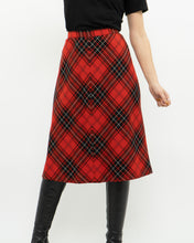 Load image into Gallery viewer, Vintage x Made in Canada x HIGHLAND QUEEN Red Wool Plaid Skirt (XS, S)