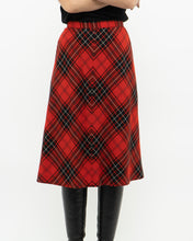 Load image into Gallery viewer, Vintage x Made in Canada x HIGHLAND QUEEN Red Wool Plaid Skirt (XS, S)