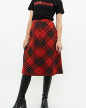 Load image into Gallery viewer, Vintage x Made in Canada x HIGHLAND QUEEN Red Wool Plaid Skirt (XS, S)