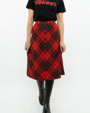 Load image into Gallery viewer, Vintage x Made in Canada x HIGHLAND QUEEN Red Wool Plaid Skirt (XS, S)