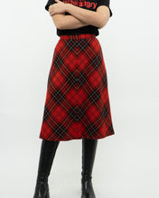 Load image into Gallery viewer, Vintage x Made in Canada x HIGHLAND QUEEN Red Wool Plaid Skirt (XS, S)