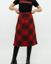 Load image into Gallery viewer, Vintage x Made in Canada x HIGHLAND QUEEN Red Wool Plaid Skirt (XS, S)