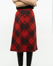 Load image into Gallery viewer, Vintage x Made in Canada x HIGHLAND QUEEN Red Wool Plaid Skirt (XS, S)