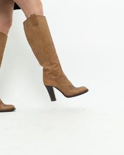 Load image into Gallery viewer, Vintage x Made in Italy x Camel leather Knee-high Boot (8-9)