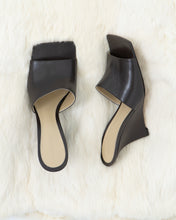 Load image into Gallery viewer, BOTTEGA VENETA x Brown Wedge Butter Leather Heels (39.5)