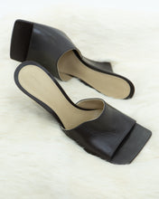 Load image into Gallery viewer, BOTTEGA VENETA x Brown Wedge Butter Leather Heels (39.5)