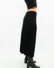 Load image into Gallery viewer, Vintage x Made in Canada x TAHARI Black Ribbed Knit Skirt (S, M)