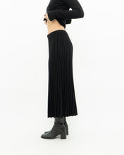 Load image into Gallery viewer, Vintage x Made in Canada x TAHARI Black Ribbed Knit Skirt (S, M)